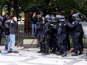 Zásah policie proti demonstrantm.