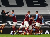 Fotbalisté West Hamu United slaví branku z nastaveného asu, kterou vstelil...