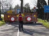 Cyklista si fotí zabarikádovanou hranici mezi Nizozemskem a Belgií.