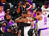 LeBron James v objetí s generálním manaerem Lakers Robem Pelinkou-