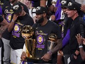 LeBron James ovnený trofejemi po finále NBA.