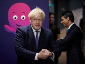 Britský premiér Boris Johnson (vlevo) a ministr financí Rishi Sunak.