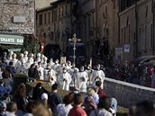 Ped blahoeením prolo slavnostní procesí skrze Assisi.