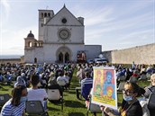 Nkteí lidé sledovali blahoeení ped bazilikou sv. Frantika z Assisi ve...