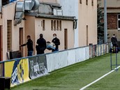 Vyetovatelé schraují dkazy na stadionu Slavoj Vyehrad.