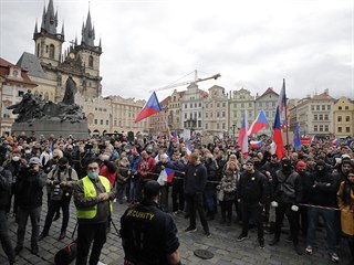 Demonstrace na Staromstskm nmst v Praze. V nedli 18. jna nechybli ani...