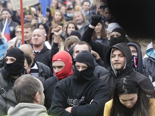 Demonstrace na Staromstskm nmst v Praze. V nedli 18. jna nechybli ani...