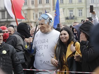 Demonstrace na Staromstskm nmst v Praze. V nedli 18. jna nechybli ani...
