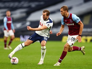 Tom Souek a Harry Kane v utkn Premier League.