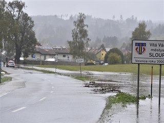 Po vydatnch detch 14. jna 2020 voda vytvoila jezero ve Sloupu v Moravskm...