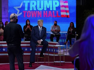 Americk prezident Donald Trump bhem televizn debaty.