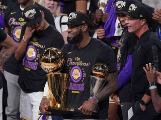 LeBron James ovnen trofejemi po finle NBA.