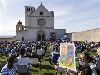 Nkte lid sledovali blahoeen ped bazilikou sv. Frantika z Assisi ve...