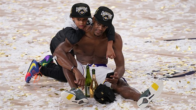 Rajon Rondo se svým synem po vítzném finále NBA.