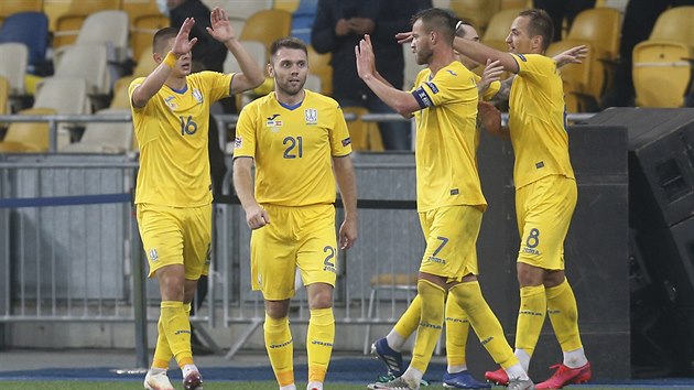Ukrajinci slaví vítzný gól proti panlsku.