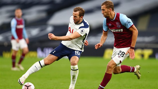 Tom Souek a Harry Kane v utkn Premier League.