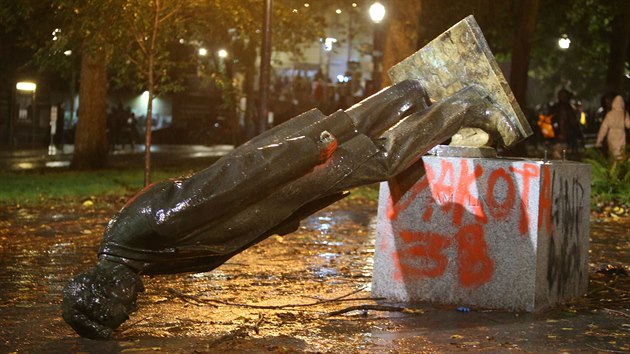 Demonstranti svrhli sochu prezidenta.