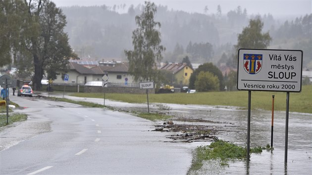 Po vydatn�ch de�t�ch 14. ��jna 2020 voda vytvo�ila jezero ve Sloupu v Moravsk�m krasu na Blanensku.