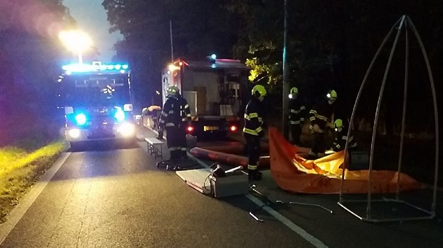Nehoda blokovala silnici u Pardubic, hasiči odčerpávají formaldehyd.