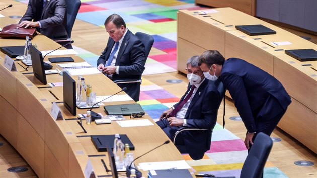 Francouzský prezident Emmanuel Macron hovo�í s �eským premiérem Andrejem...