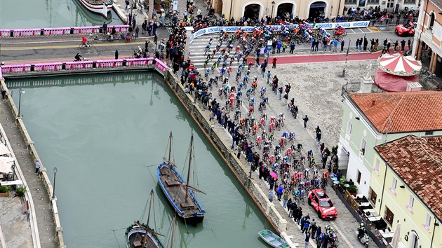 Cyklisté bhem dvanácté etapy italského Gira.