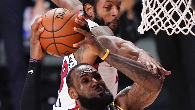 Basketbalista Los Angeles Lakers LeBron James stílí na soupev ko.