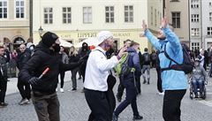 Ond�ej Pála se sna�í zastavit rozjeté fanou�ky na Starom�stském nám�stí 18....