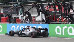 Úadující mistr svta Lewis Hamilton vyhrál Velkou cenu Eifelu a 91. vítzstvím...