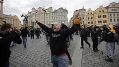 Na Staromstském námstí se scházejí chuligáni, aby protestovali proti vládním...