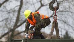 Vojáci nakládali 17. íjna 2020 ve skladech v Hradci Králové materiál pro polní...