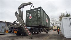 Vojáci nakládali 17. íjna 2020 ve skladech v Hradci Králové materiál pro polní...