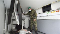 Vojáci nakládali 17. íjna 2020 ve skladech v Hradci Králové materiál pro polní...