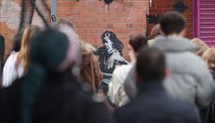 V britskm Nottinghamu se stoj fronty ped novou malbou na zdi. K n se pihlsil umlec Banksy