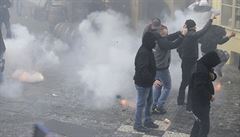 Demonstrace chuligán na Staromstském námstí.