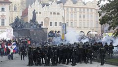Stovky policistů budou hlídat středeční protesty v Praze, hlášeny jsou čtyři akce