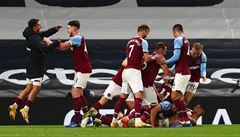 Fotbalisté West Hamu United slaví branku z nastaveného �asu, kterou vst�elil...