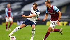 Tomá� Sou�ek a Harry Kane v utkání Premier League.