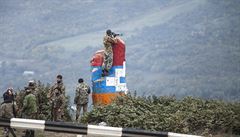 Odst�elova� sleduje d�ní v okolí.