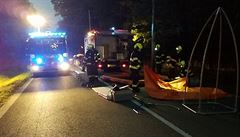 Nehoda blokovala silnici u Pardubic, hasii oderpávají formaldehyd.