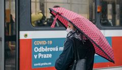 Cestující čeká na zastávce na tramvaj. | na serveru Lidovky.cz | aktuální zprávy