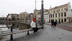 V ulicích Amsterdamu n�kte�í lidé rou�ky nosí, jiní zase ne.