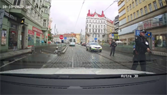 VIDEO: Divok honika v centru Prahy. Lid uskakovali na posledn chvli, idie zastavily a namen pistole