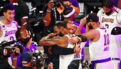 LeBron James v objetí s generálním mana�erem Lakers Robem Pelinkou-