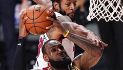 Basketbalista Los Angeles Lakers LeBron James stílí na soupev ko.