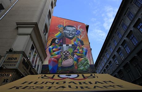 Malba španělského graffiti umělce Okudy San Miguela v centru Budapešti, na níž...
