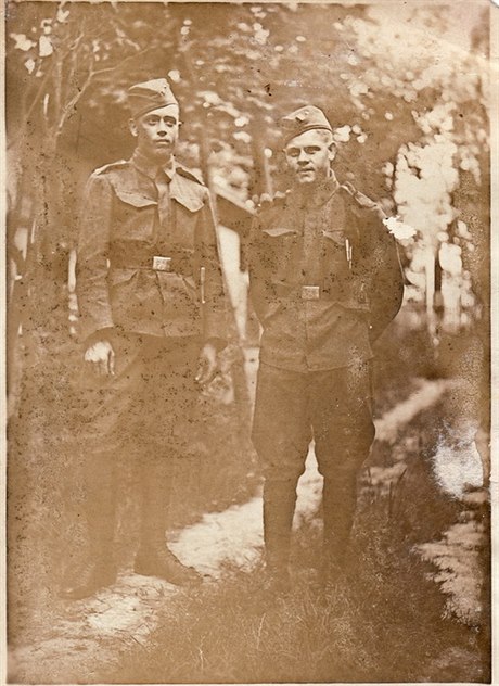 Jaroslav Kubi (vpravo) bhem presenní vojenské sluby.