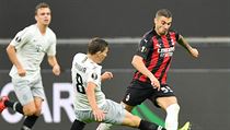 AC Milán - Sparta Praha: Rade Krunic uniká Davidu Pavelkovi.