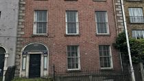 Adresa 15 Ushers Island v Dublinu, dm spojen s Jamesem Joyecem.
