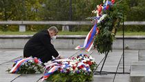 Premiér Andrej Babiš položil 28. října 2020 v Praze květiny k hrobu neznámého...