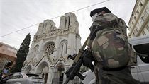 Voják poblíž kostela Notre-Dame v Nice.